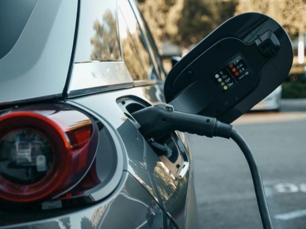 AUTO-ELECT-FREE-Foto de Kindel Media -pexels.-XXI