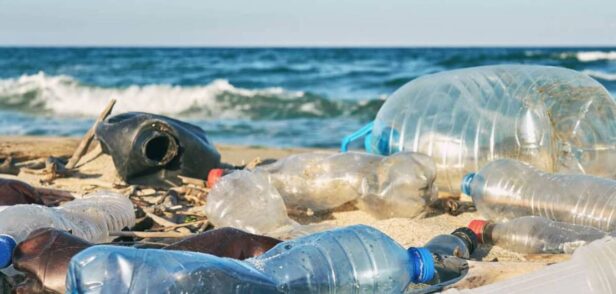 Botellas-de-plastico-en-el-mar-contaminacio-1200n-BlueGold-1080x516